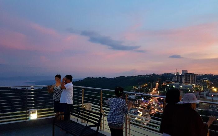 The Red Keep Condotel Tagaytay w/ 55" TV & Netflix