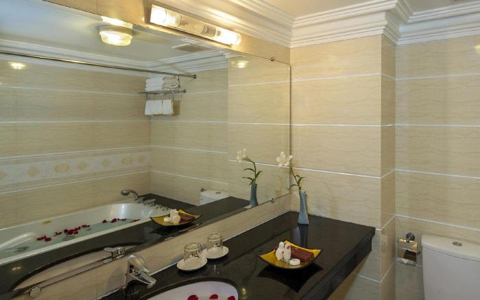 Lucky 3 Hotel & Travel