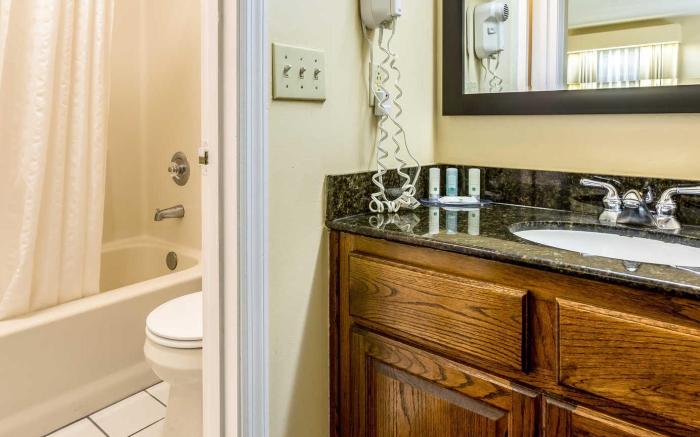 Quality Inn & Suites Greensboro near Lake Oconee