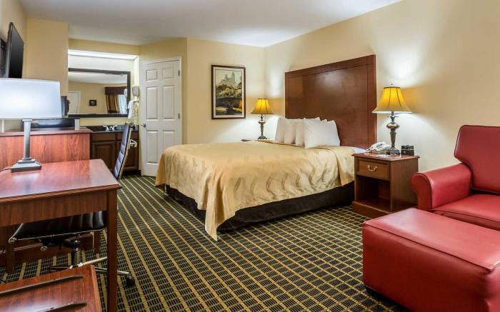 Quality Inn & Suites Greensboro near Lake Oconee