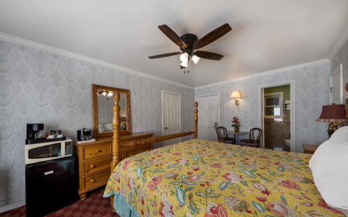 Carmel Inn & Suites