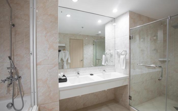 Golden Prince Hotel & Suites
