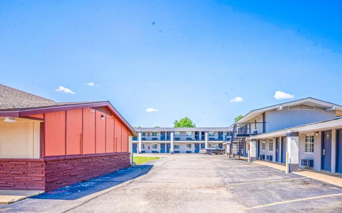 Deluxe Inn & Suites By OYO Miami OK