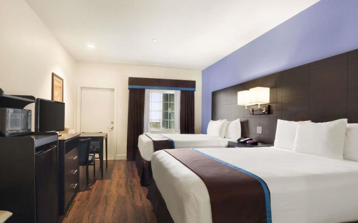 Days Inn & Suites by Wyndham Galveston West/Seawall