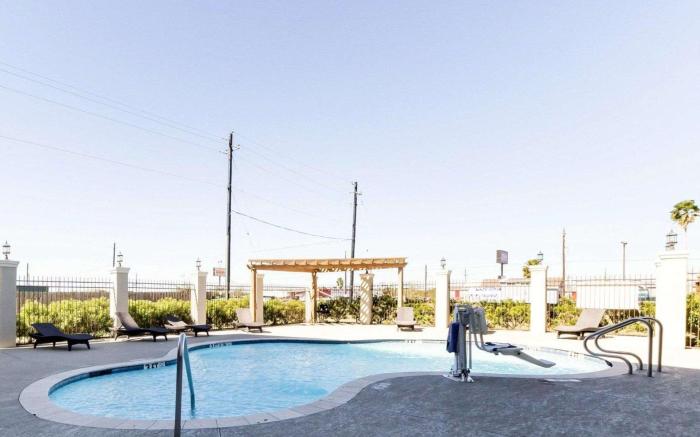 Quality Inn & Suites Victoria East