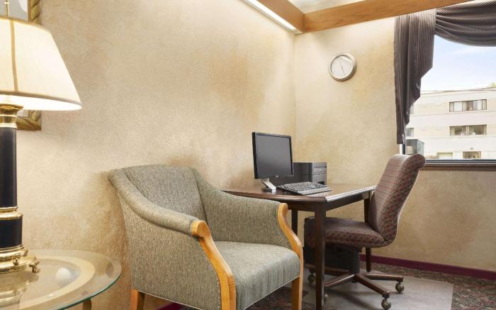 Super 8 By Wyndham Milwaukee Airport