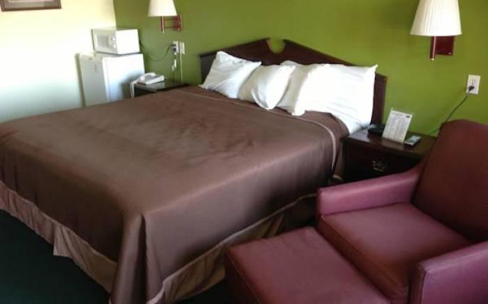 Howard Johnson by Wyndham Grand Prairie Near Lone Star Park