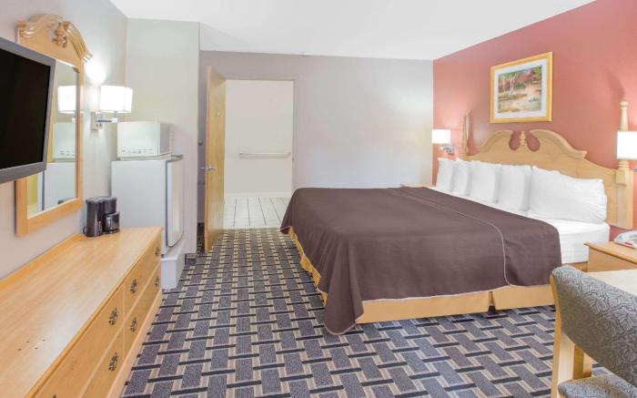 Days Inn & Suites by Wyndham Pine Bluff