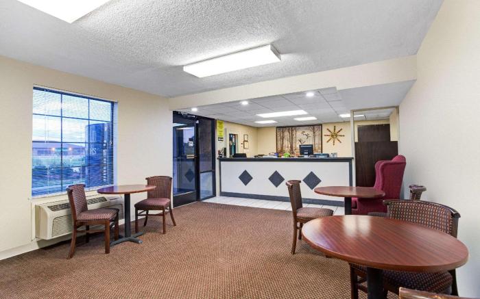 Super 8 By Wyndham Clarksville East