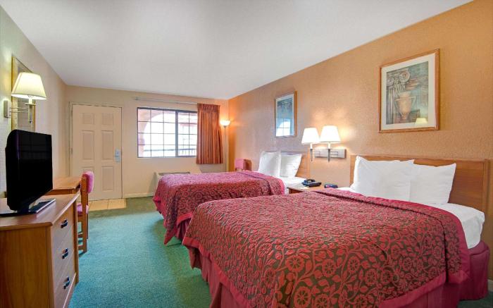 Days Inn & Suites by Wyndham Braunig Lake