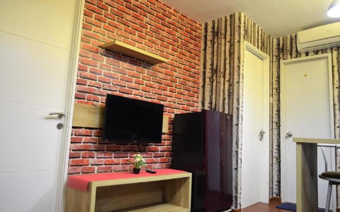 2 Bedroom 8 Roomku.com @ Bassura City Apartment