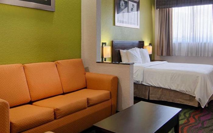 Days Inn & Suites by Wyndham Bonita Springs North Naples