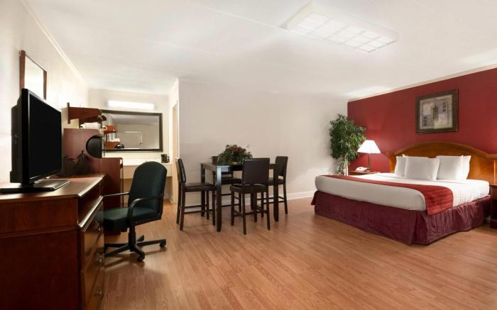 Days Inn & Suites by Wyndham Fayetteville NW Ft Bragg
