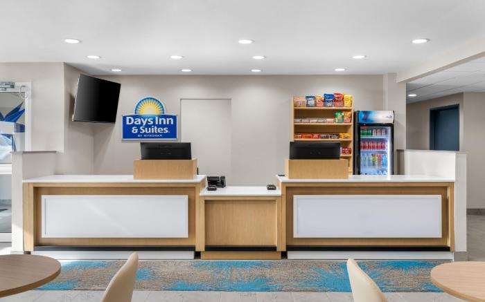 Days Inn & Suites by Wyndham Brandon Amphitheater