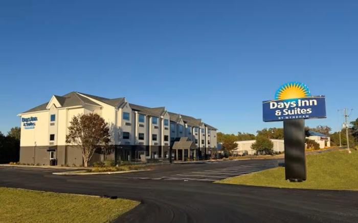 Days Inn & Suites by Wyndham Brandon Amphitheater