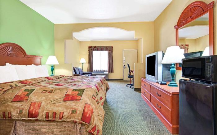 Super 8 by Wyndham Nashville Near Downtown / I-40