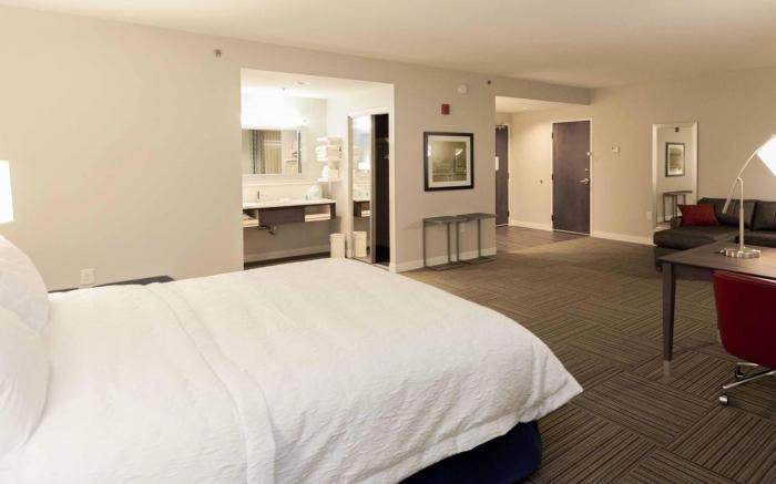 Hampton Inn Emerson LakePoint