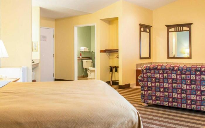 Econo Lodge Inn & Suites