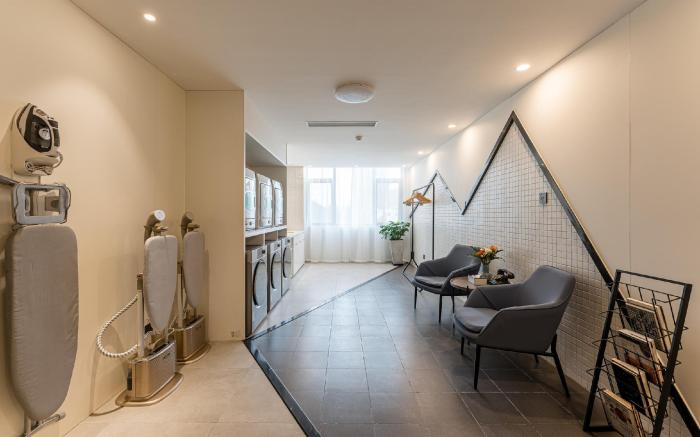 Atour Hotel Hangzhou Linping Chongxian Shangyi Plaza