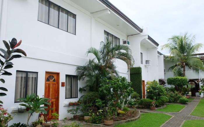 Red Knight Gardens Apartelle