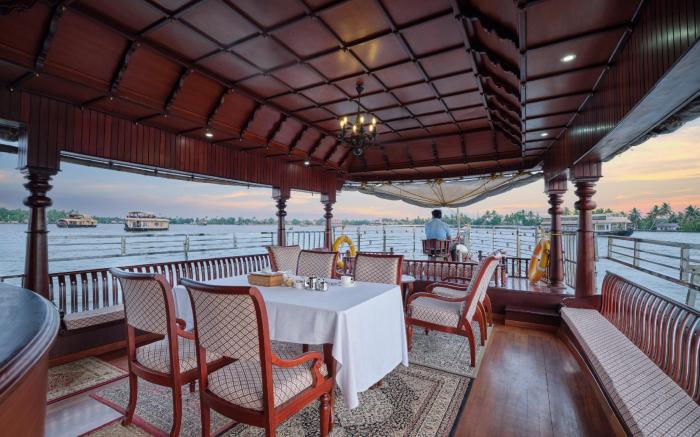 Sterling Houseboat Lake Palace Alleppey