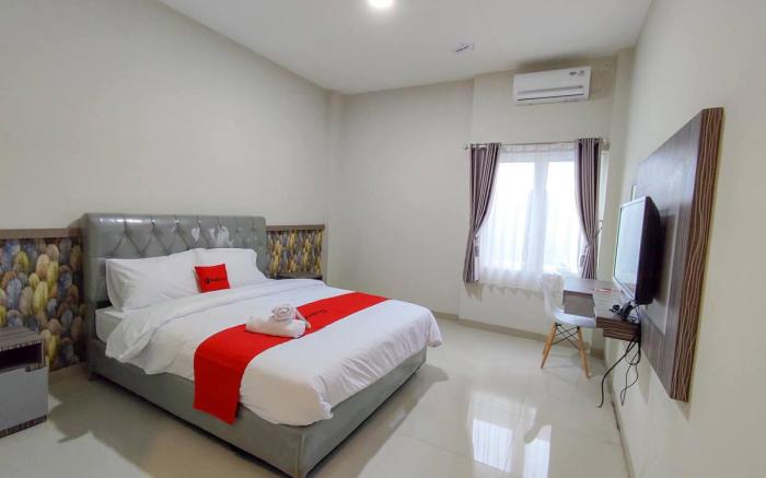 RedDoorz Syariah near GOR Satria Area