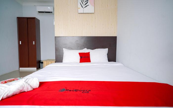RedDoorz Premium @ Raja Hostel Syariah Lampung