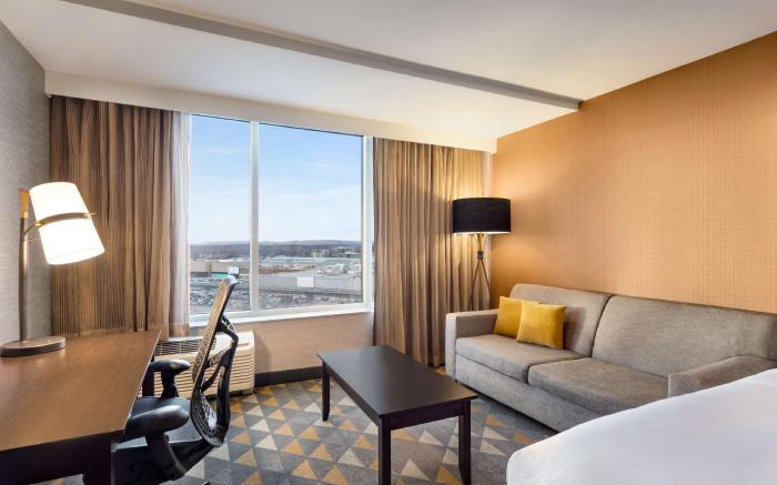 DoubleTree by Hilton Pointe Claire Montreal Airport West
