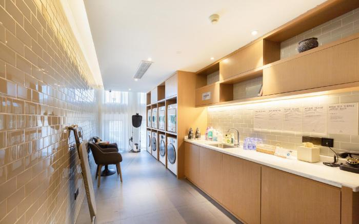 Atour Hotel Ningbo Sanjiangkou Bund Bookstore