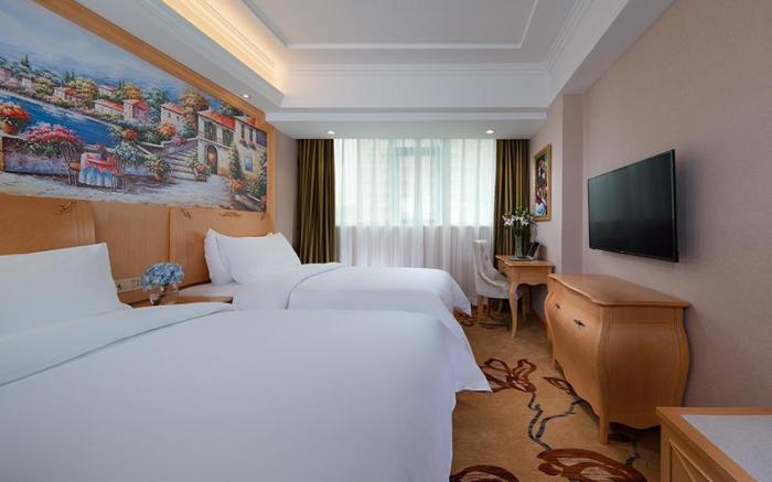 Vienna Hotel Guiyang Qianlingshan Park Yan'an West Road Metro Station