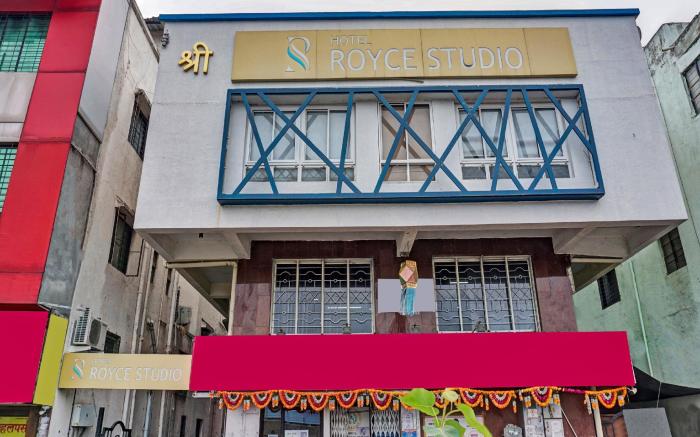 Collection O Royce Studios Near Pune Airport