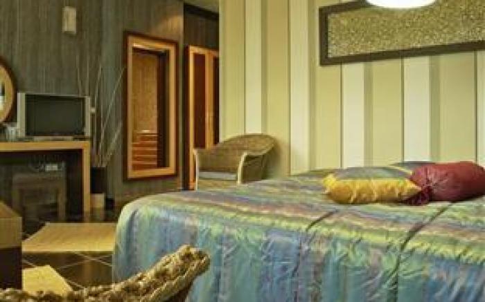 Diplomat Plaza Hotel & Resort