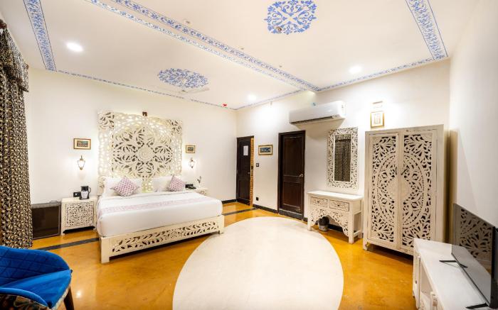 The Chronicles - Near the Lake Pichola Udaipur