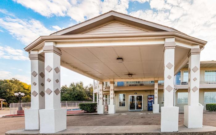 Motel 6 Waxahachie, TX