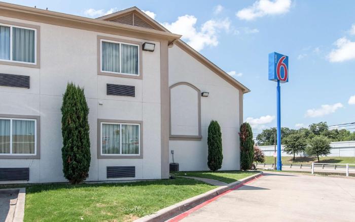 Motel 6 Hutchins, TX