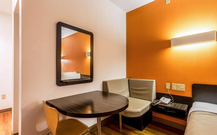 Motel 6 Jourdanton, TX