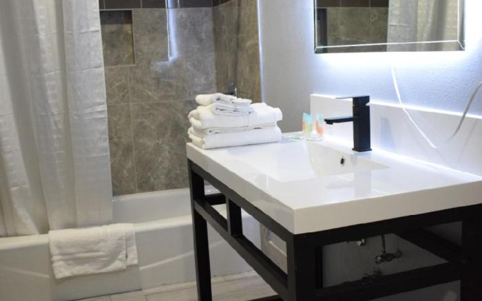 Willow Tree Inn & Suites