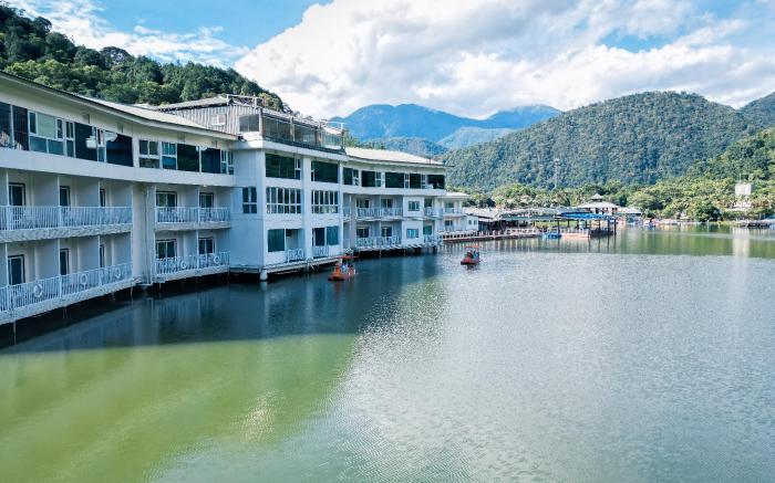 Lakeside Resort Hotel