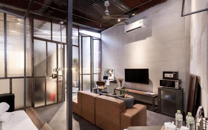 Elegant Art Decór Studio Hidden in Downtown Alley