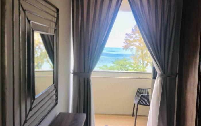 Luxury Seafront Suite by the Sea with Unmatched Sunset and Full Ocean View, 5-Star Hotel Rating
