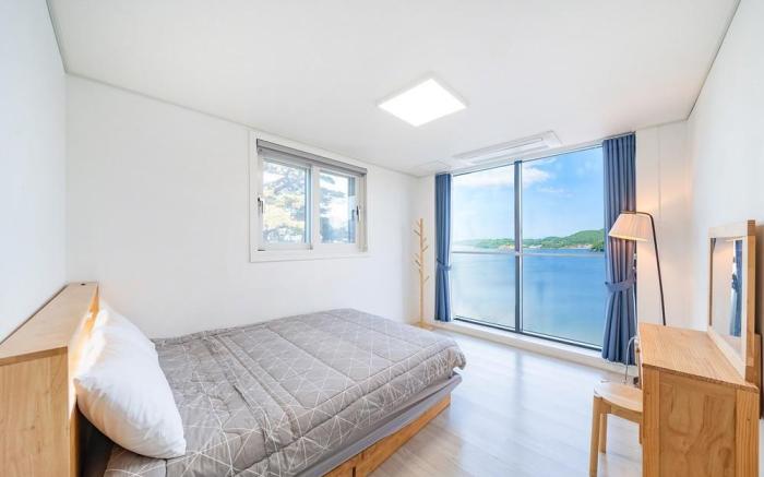 Tongyeong By the See Spa Pension