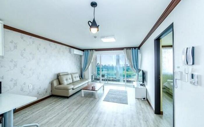 Ghosthouse Aewolhaean-ro Ocean View 18 Pyeong (Two-Room Type) Resort Pension (Room 303)