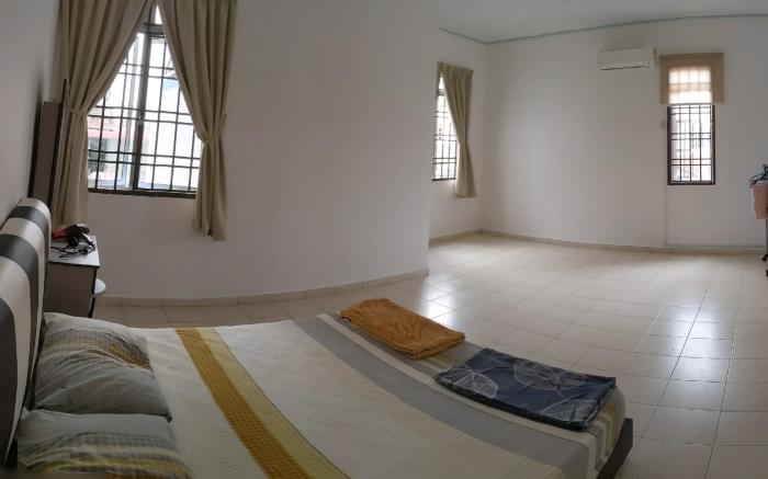 Johor Bahru 6 Bedrooms Corner House: Big & Comfort