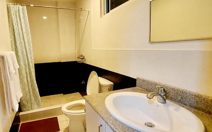 One (1) bedroom condo unit w/ Pool for Big Family
