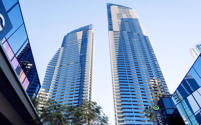 Circle On Cavill Luxury Apartment-Holiday Paradise