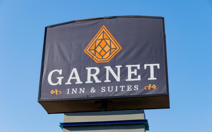Garnet Inn & Suites