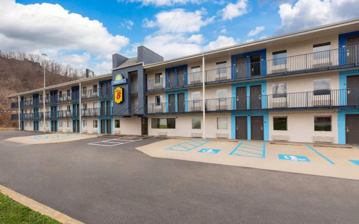 Super 8 by Wyndham Charleston WV