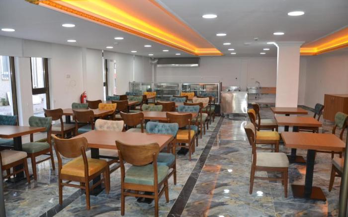 Piyes Otel