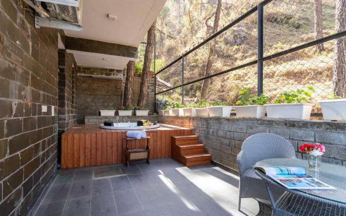 StayVista at Floradale W/Jacuzzi & Wood-Fire Pizza