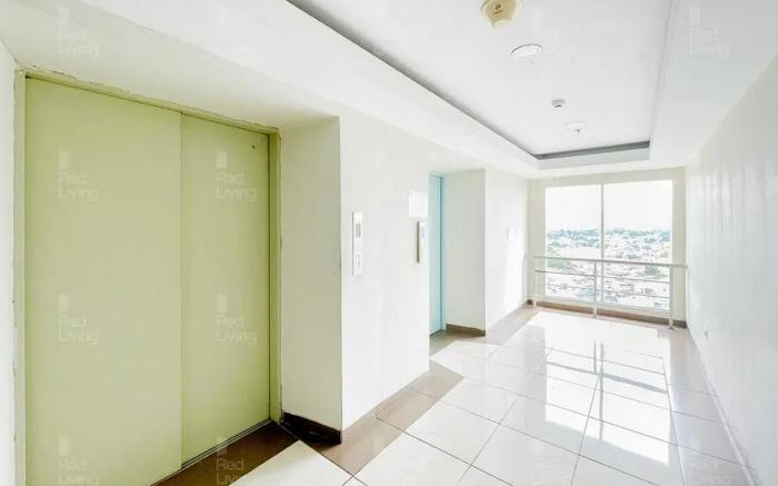 RedLiving Apartemen Green Lake View Ciputat CRI Room Tower E